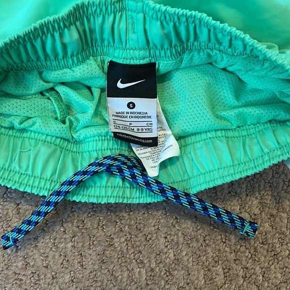 Boys Nike swim trunks NWT size S - Picture 3 of 5